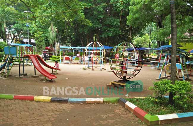 Hutan Kota dan Taman Bermain  Anak di Semanding Sepi 