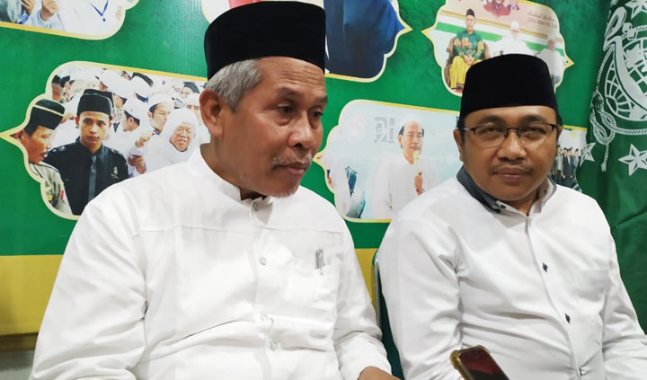 Ketua PWNU Jatim, KH. Marzuki Mustamar (kiri) saat memberi keterangan pers di kantor PWNU Jatim. foto: DIDI ROSADI/ BANGSAONLINE