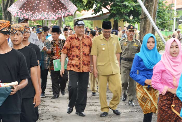 Plt Bupati Nganjuk Drs KH Abdul Wachid Badrus M.PdI, saat meninjau persawahan yang akan dipanen di linkungan SMKN I Gondang. 