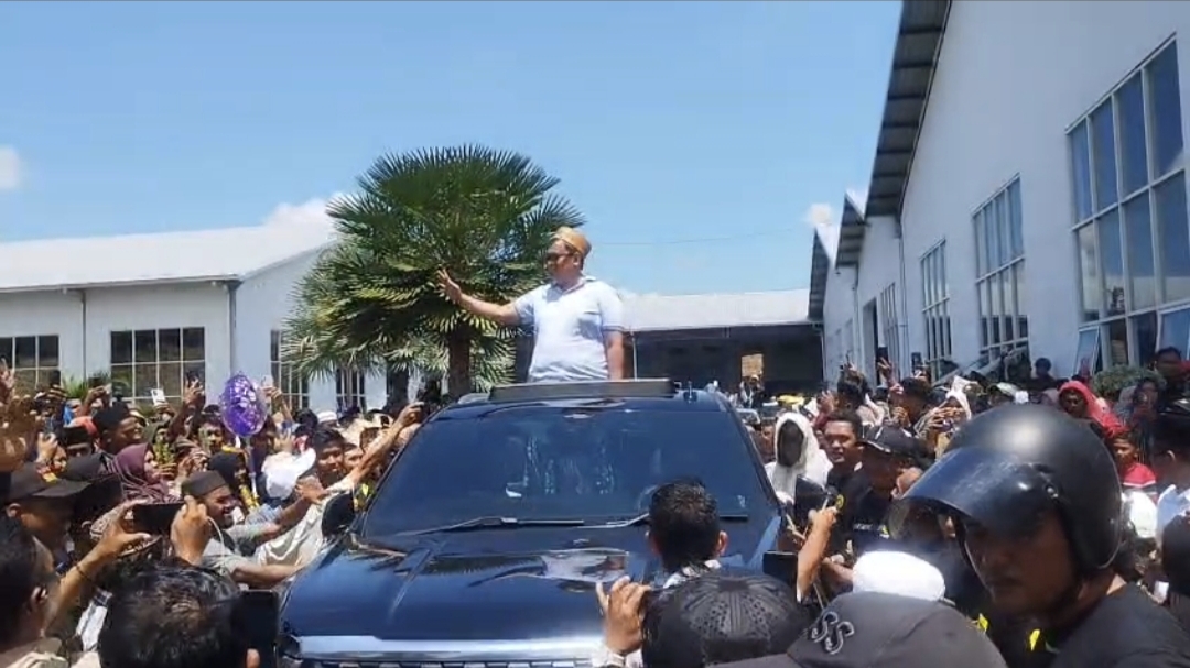 Kerumunan warga memadati mobil yang ditumpangi Haji Her