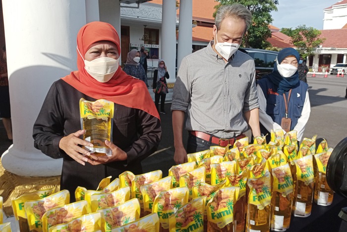 Gubernur Khofifah bersama Direktur PT Best Group, Hadi Purnomo saat menerima bantuan. foto: DEVI FITRI AFRIYANTI/BANGSAONLINE