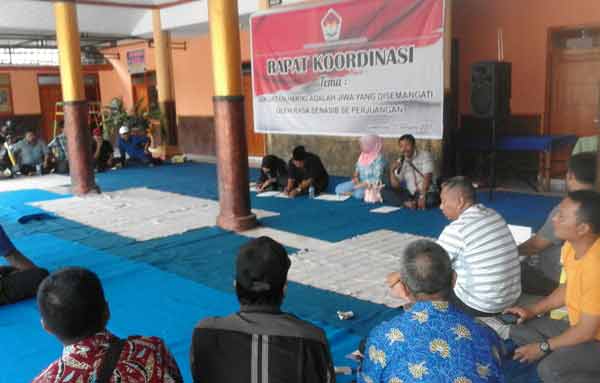 AKD saat menggelar rapat di Balai Desa Kutorenon, Kecamatan Sukodono.