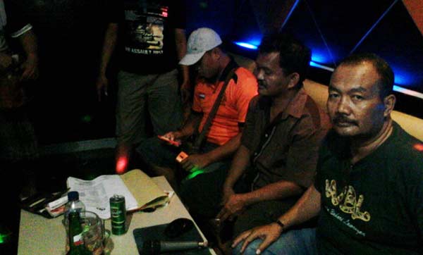 Tersangka togel saat diamankan di tempat karaoke, kemarin. foto: zainal abidin/ BANGSAONLINE