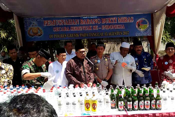 Ribuan Botol Miras dan Narkoba Dimusnahkan di Halaman Masjid Agung Gresik