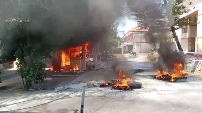 Ban serta Pos Satpam IAIN Madura dibakar oleh mahasiswa yang melakukan demo, Jumat (30/07/2021).