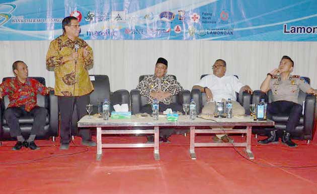 Wakil Ketua Dewan Pers Hendry Chairudin saat jadi pembicara di Seminar Nasional PWI Lamongan.