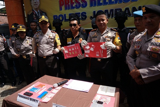 Petugas saat menunjukkan barang bukti tersangka. foto: Rony Suhartomo/BANGSAONLINE.com