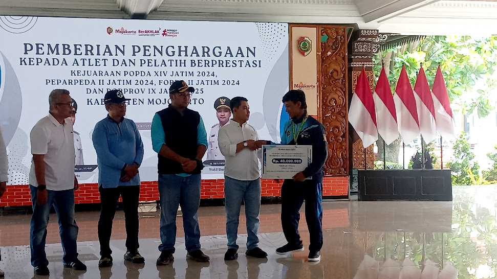 Bupati Mojokerto saat menyerahkan bonus ke salah satu atlet