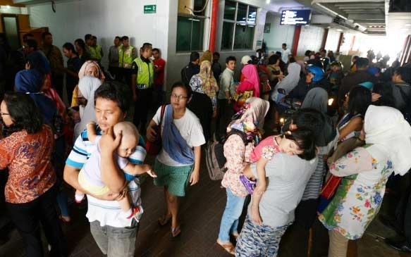 Sejumlah orang tua menggendong anaknya saat mendatangi Rumah Sakit Harapan Bunda di Ciracas, Jakarta Timur, Jumat (15/7). foto: merdeka.com