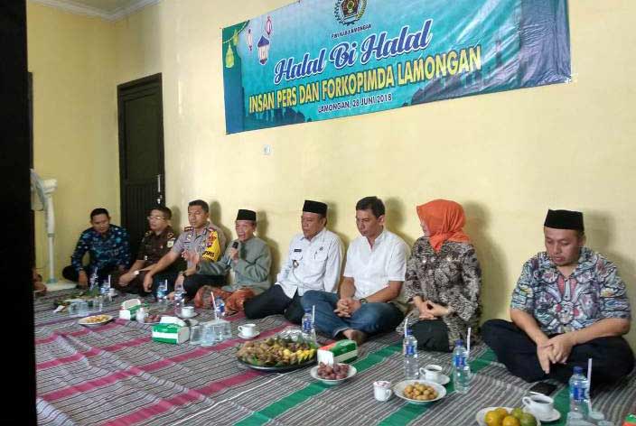 Bupati Fadeli bersama Ketua MUI Lamongan KH Abdul Aziz Khoiri.