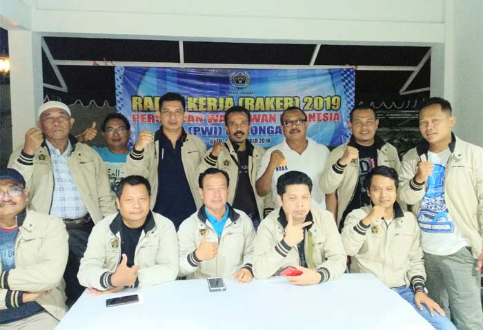 Sejumlah pengurus PWI Lamongan foto bersama usai raker. 