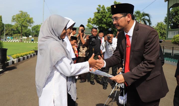 Plt. Wali Kota Pasuruan Raharto Teno Prasetyo, S.T. saat memberikan penghargaan kepada ASN beprestasi.