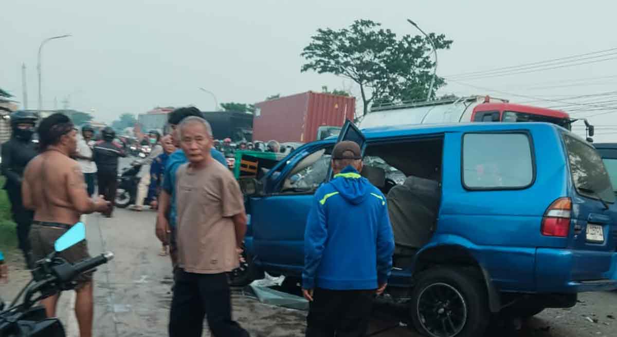 Kendaraan yang terlibat kecelakaan di Jalan Raya Duduksampeyan, Gresik.