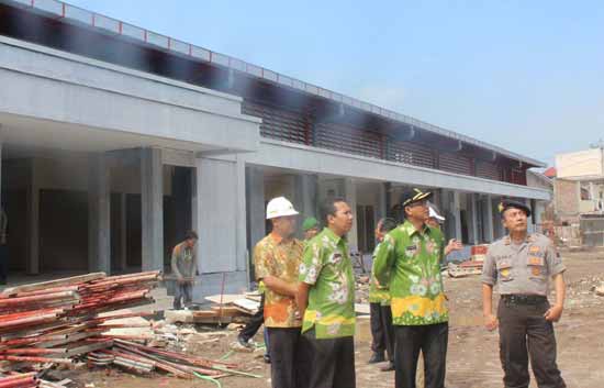 Wabup Pasuruan saat sidak pembangunan Pasar Gempol.