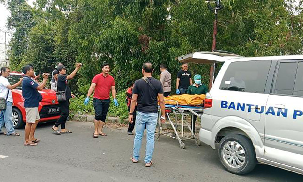 Petugas mengevakuasi jenazah yang ditemukan di Jl. Raya Kinibalu, Desa Socah, Bangkalan.
