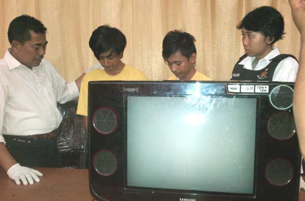 Dua kakak-beradik maling tv ditangkatp.