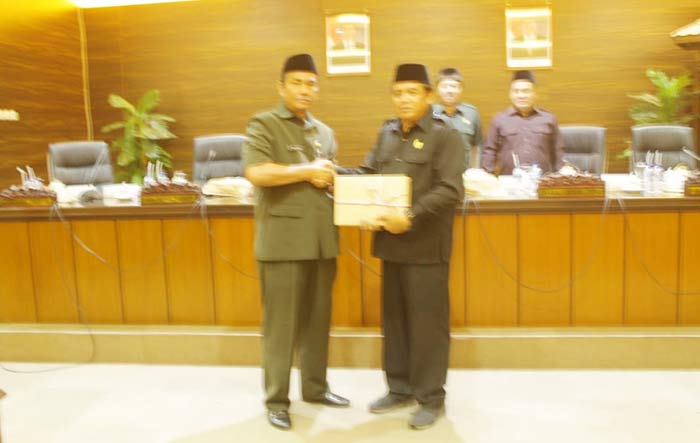 Sekda Nganjuk Agus Subagyo saat menyerahkan Raperda RAPBD tahun Anggaran 2019 ke Ketua DPRD Nganjuk Puji Santuso. foto: BAMBANG/ BANGSAONLINE