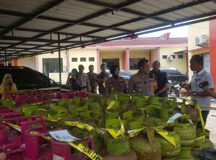 Barang bukti berupa 25 tabung LPG yang isinya dioplos, diamankan di Mapolres Bangkalan
