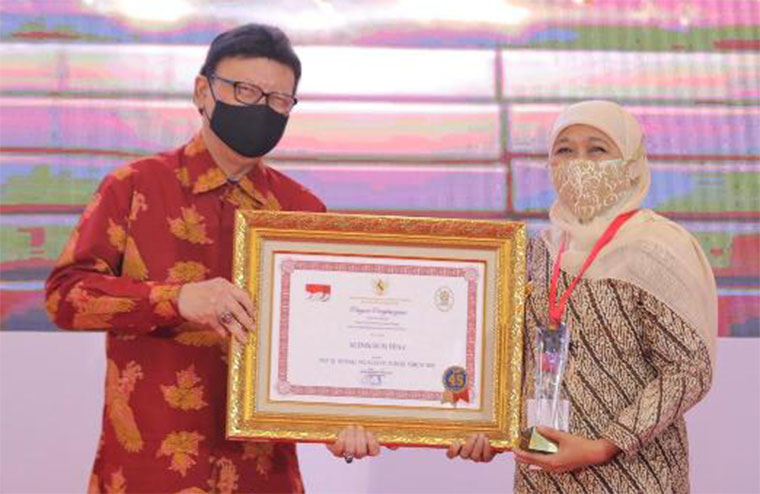 Gubernur Jawa Timur Khofifah Indar Parawansa saat menerima penghargaan dari Menteri PANRB Tjahjo Kumolo di Gedung Tribrata Jalan Dharmawangsa III No. 2 Jakarta Selatan, Rabu (25/11) siang. foto: ist/ bangsaonline.com