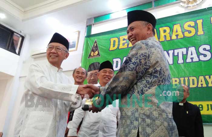 Pengasuh Ponpes Tebuireng, KH Salahudin Wahid (Gus Solah) menyerahkan cinderamata kepada Ketua KPK, Agus Rahardjo saat deklarasi lintas agama lawan korupsi di Tebuireng, Sabtu (29/7/2017). foto: ROMZA/ BANGSAONLINE