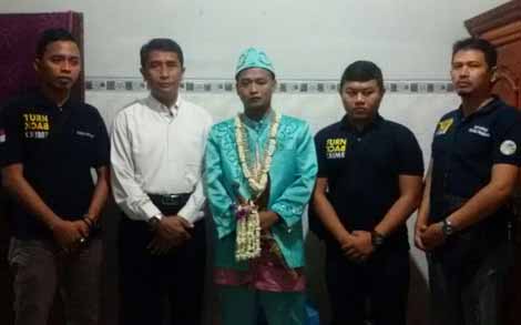 Mamang, calon pengantin mempelai pria dikawal petugas kepolisian Polres Pamekasan. 