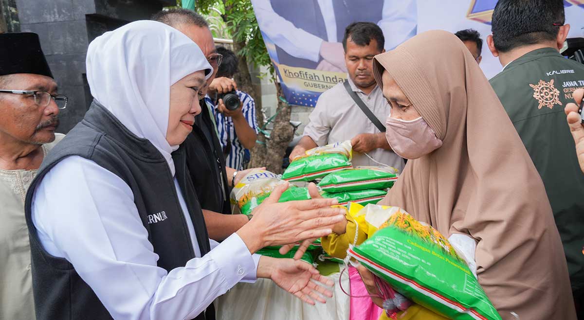 Gubernur Khofifah saat menyapa warga dalam pasar murah di Gresik.