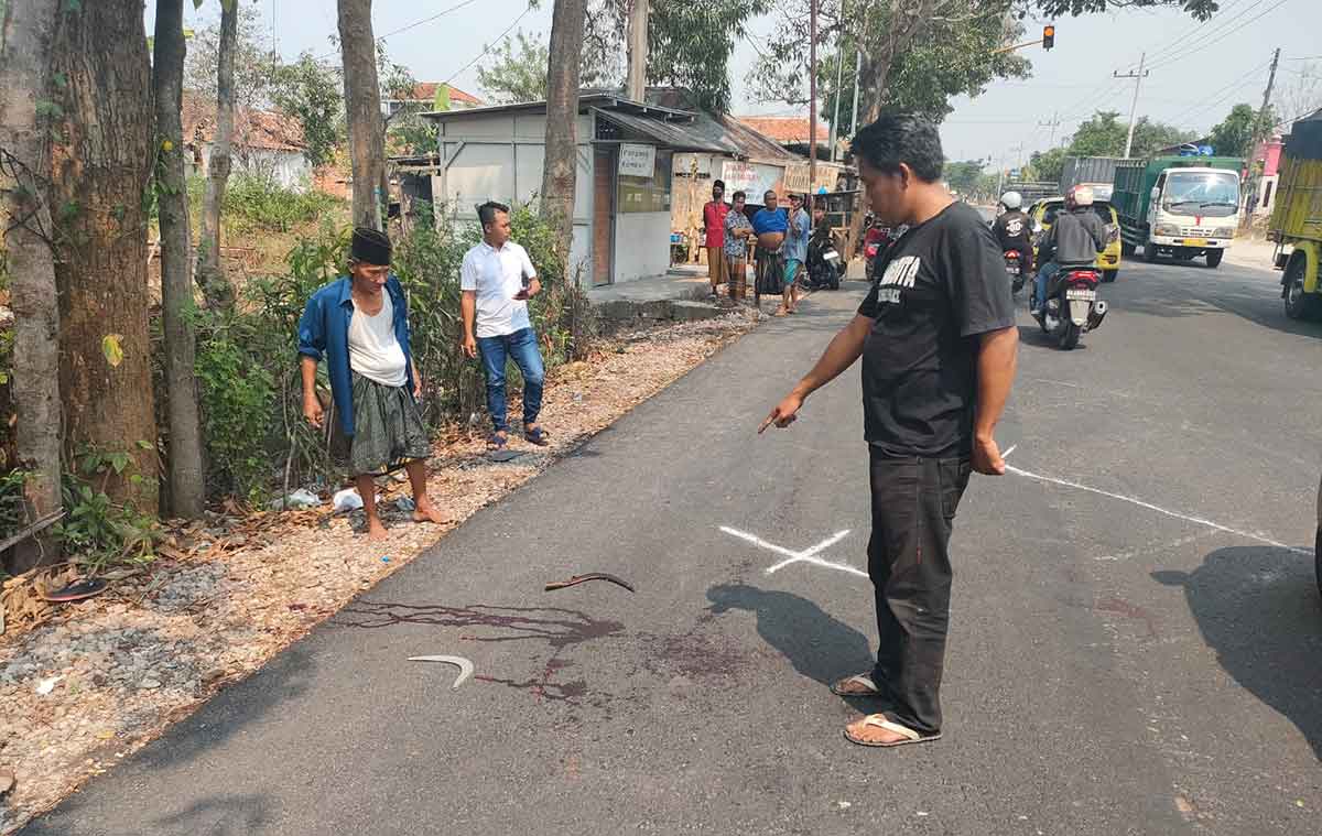 Warga saat menunjukkan lokasi korban pengeroyokan.