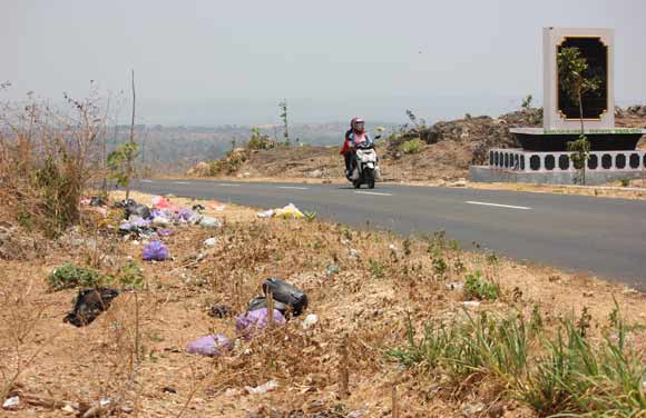 Gundukan sampah yang berada di sekitar gapura perbatasan Kecamatan Merakurak dan Kecamatan Montong, Tuban. foto: suwandi/BANGSAONLINE