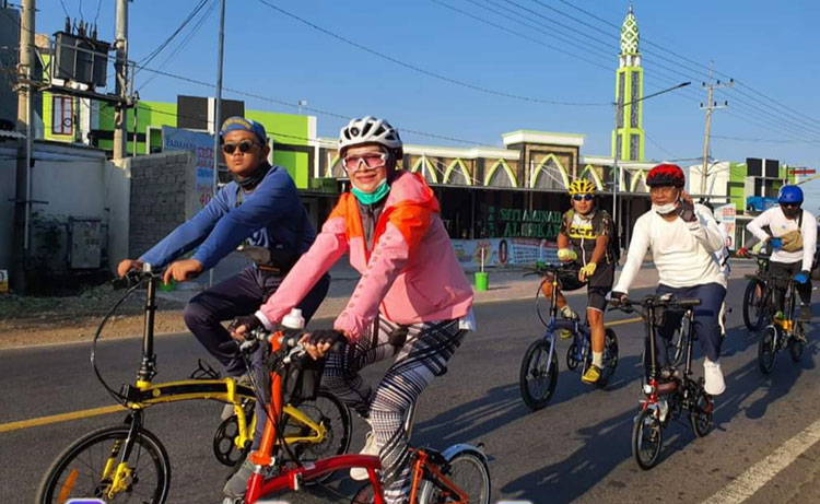 Bupati Tantri bersama jajaran kepala OPD saat gowes berangkat kerja dengan menempuh jarak 26 Km.