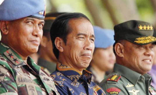 Ekspresi Presiden Joko Widodo saat menyaksikan atraksi bela diri saat di Markas Komando Pasukan Pengamanan Presiden (Paspampres) di Jalan Tanah Abang, Jakarta, Kamis (29/12).
