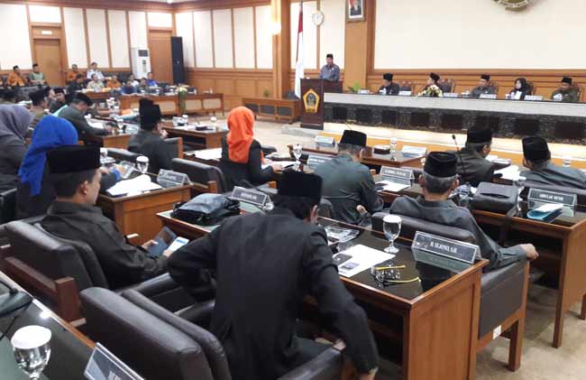 DPRD Gresik saat menggelar rapat paripurna istimewa LKPJ Akhir Tahun Anggaran 2015. foto: syuhud/ BANGSAONLINE