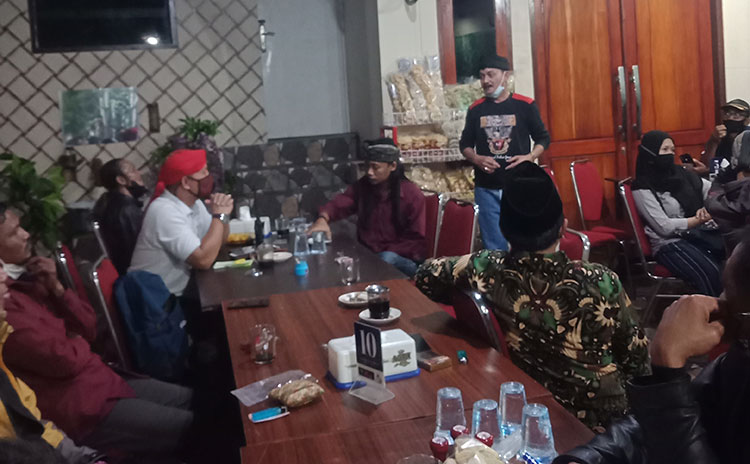 Gelar konferensi pers di Depot Murni, Candi Wates, Prigen, Pasuruan, Minggu (27/6/2021) malam. (foto: ist)