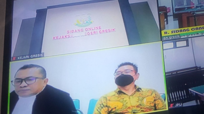 Terdakwa Achmad Ubaidi (kanan) saat mengikuti sidang offline. Foto: SYUHUD/ BANGSAONLINE.com