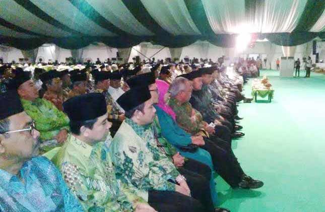 PEMBUKAAN – Sejumlah menteri Kabinet Kerja saat menghadiri pembukaan Muktamar ke-33 Nahdlatul Ulama (NU) oleh Presiden Joko Widodo (Jokowi), di alun-alun Kota Jombang, Sabtu (1/8) malam. foto dtc