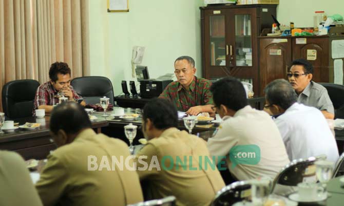 Suasana rapat komisi C DPRD Jombang bersama BLH terkait pertambangan, Selasa (20/9). foto: ROMZA/ BANGSAONLINE