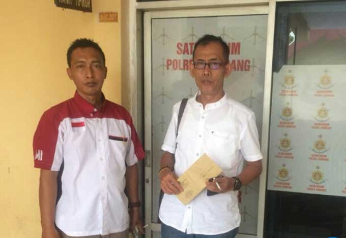 Iwan Setiawan (kanan) LO paslon Gus Syaf-Choirul, didampingi Timses Andik 