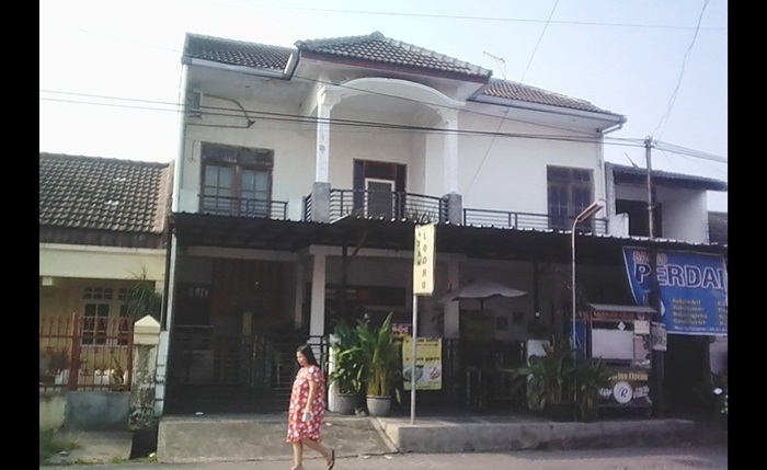 Densus 88 Anti Teror (AT) gerebek rumah Imam (56) warga Wisma Tropodo Desa Tropodo, Kecamatan Waru. 