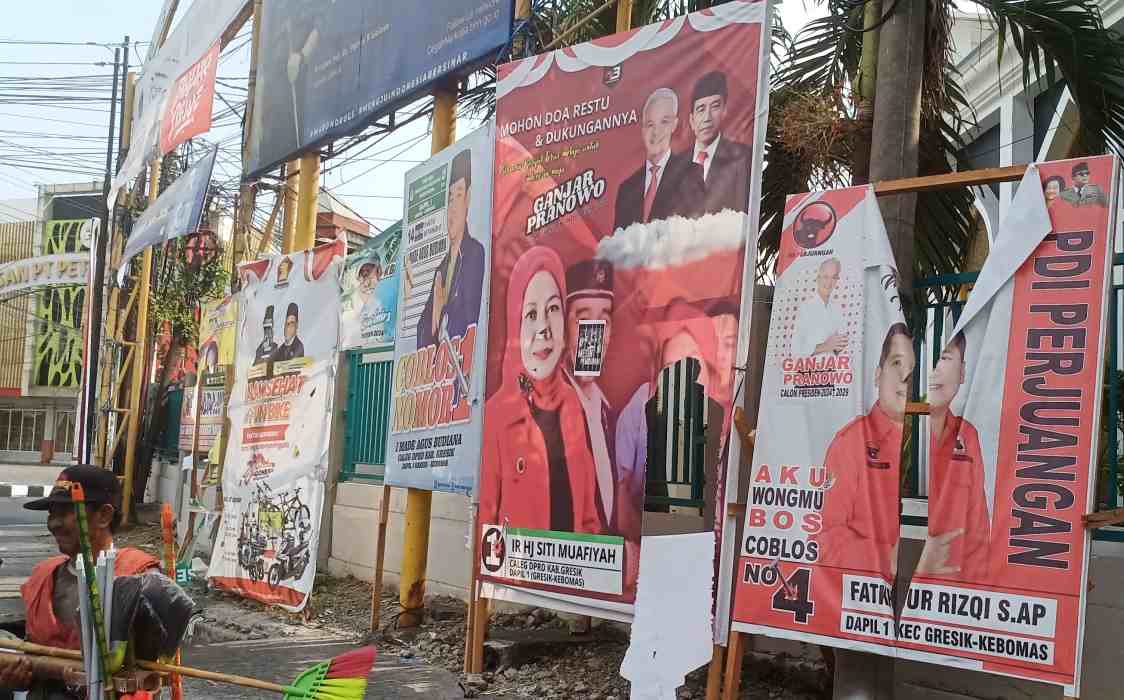 Baliho bergambar bacaleg PDIP Siti Muafiyah dan Fatkhur Rozi dengan kondisi rusak. Foto: SYUHUD/ BANGSAONLINE