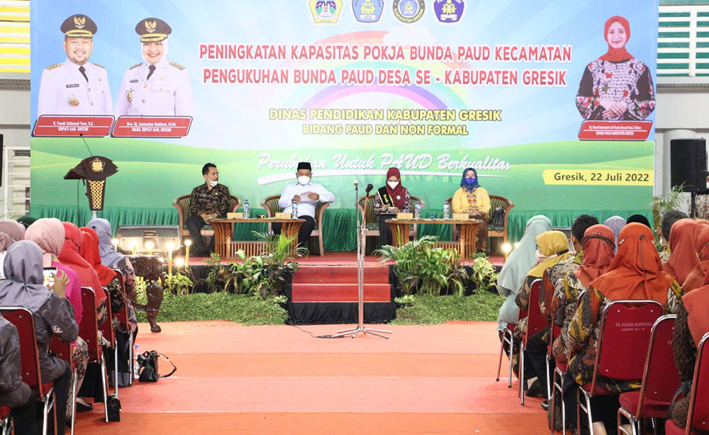 Bupati Gresik Fandi Akhmad Yani (dua dari kiri) saat menghadiri pelantikan bunda PAUD. Foto: Ist.