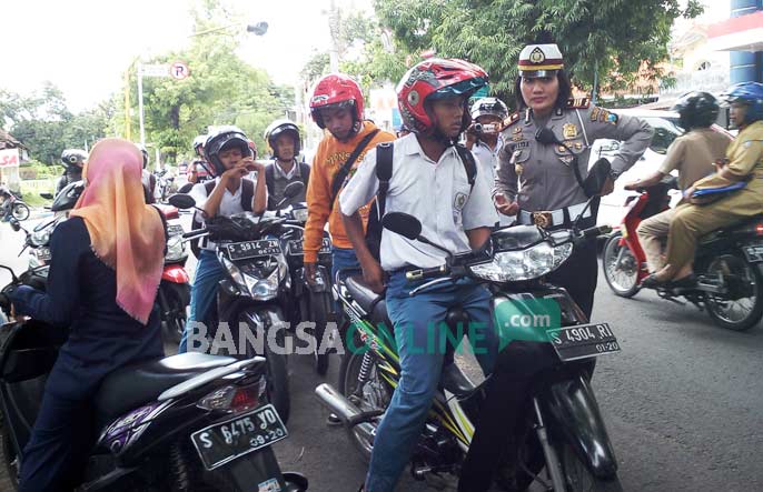 Sejumlah pelajar saat terjaring razia di Jombang, Selasa (10/1). foto: ROMZA/ BANGSAONLINE 