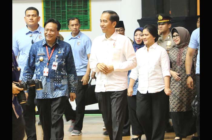Bupati Gresik Sambari mendampingi Presiden RI Joko Widodo bersama ibu negara saat berkunjung ke Gresik. foto: Syuhud/ BANGSAONLINE