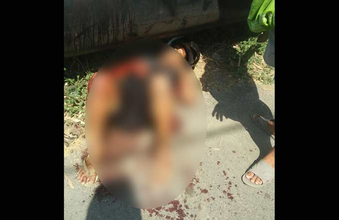Korban tergelatak di samping pipa gas setelah dibacok tetangganya. foto: SYUHUD/ BANGSAONLINE