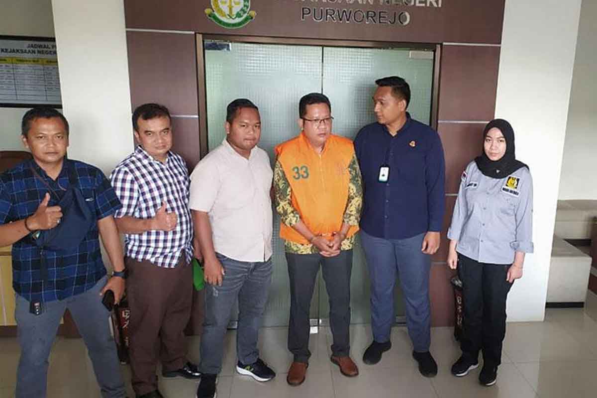 Mantan Direktur Perusahaan Daerah Aneka Usaha (PDAU) Kabupaten Purworejo, Didik Prasetya Adi, setelahn ditangkap oleh Kejaksaan Negeri Purworejo.