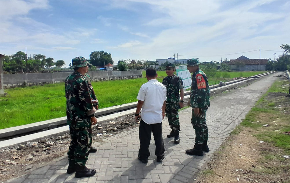Pabandya Bakti TNI Siterdam V/Brawijaya, Letkol Caj Nurhasin saat meninjau lokasi TMMD ke-126 Sidoarjo, Jumat (31/10/2025). Foto: Ist.