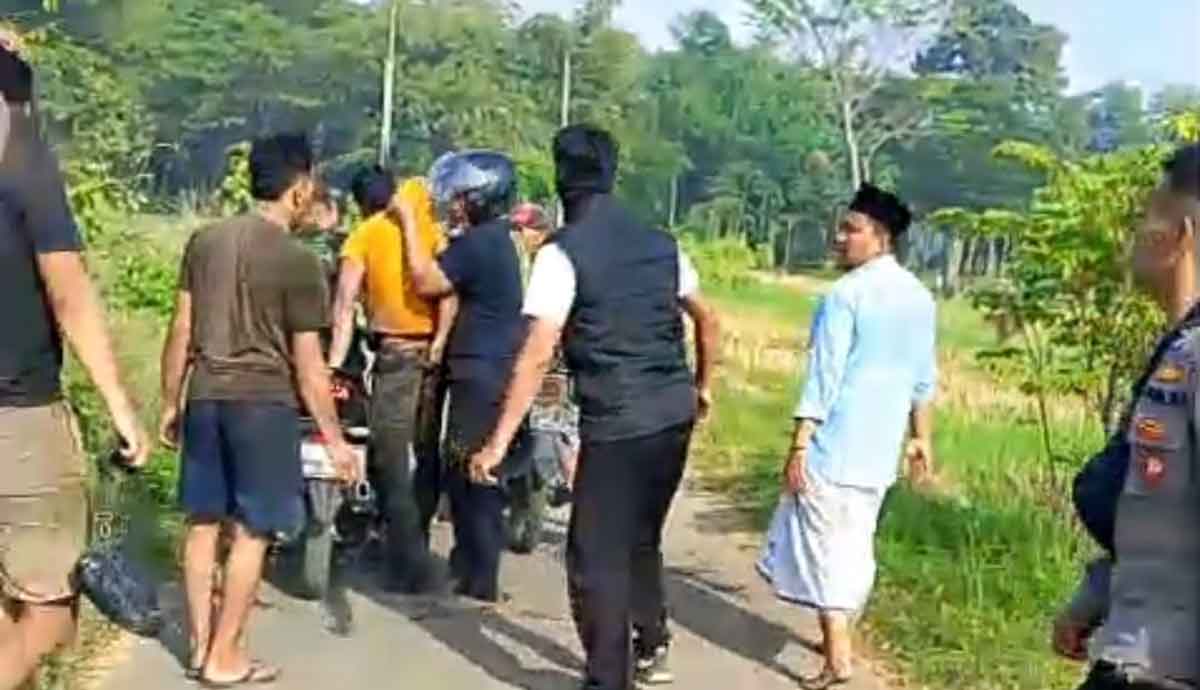 Warga saat meringkus terduga pelaku curanmor di Kabupaten Pasuruan.