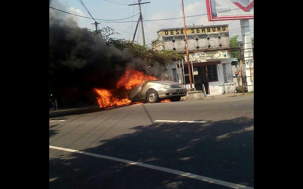 Terbakar, Mobil Carnival Hangus di Jalan Raya Perak Jombang