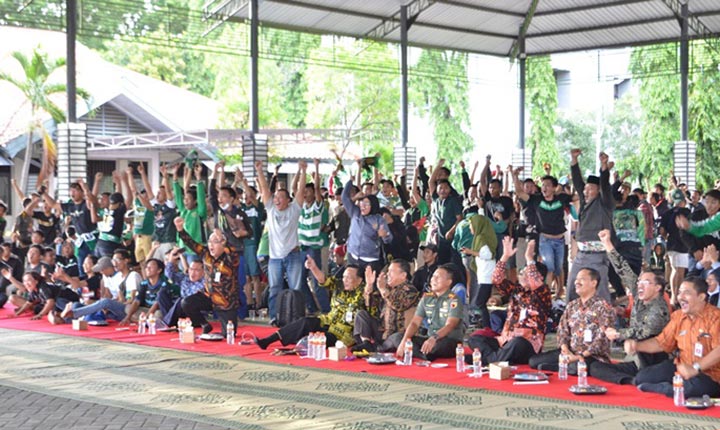 Bupati Sambari bersama pejabat Forkopimda saat nobar final Piala Gubernur Persebaya Vs Persija. foto: ist