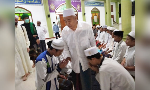 Para santri Amanatul Ummah berebut mencium tangan Prof. Dr. KH. Asep Saifuddin Chalim saat turun dari Masjid Raya Abdul Chalim Pondok Pesantren Amanatul Ummah Pacet Mojoketo Jawa TImur, Kamis (30/4/2020). foto: MA/ BANGSAONLINE.COM