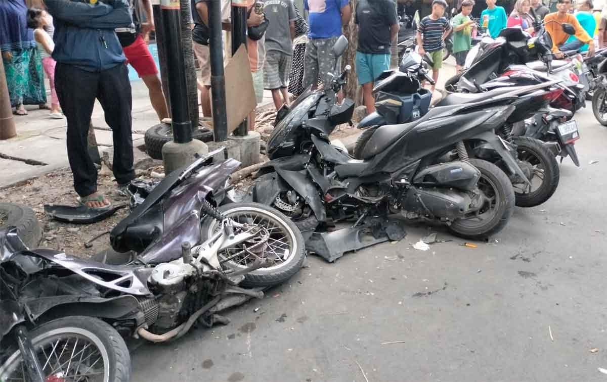 Kendaraan yang ringsek akibat tabrak lari ambulans di Surabaya.