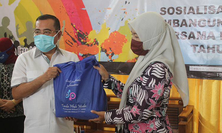 Anggota DPR RI, Yahya Zaini secara simbolis memberikan bantuan sembako ke Anggota GenRe Nganjuk. (foto: ist).